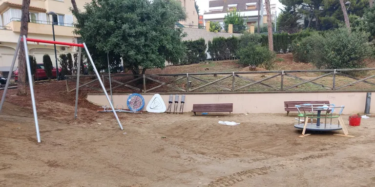 L'Ajuntament renova el mobiliari infantil del parc dels Països catalans