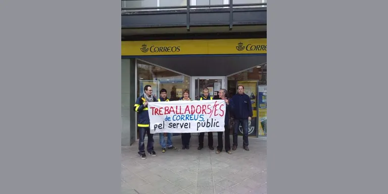 Els treballadors de Correus es mobilitzen a la Seu per aturar "l'apagada postal"
