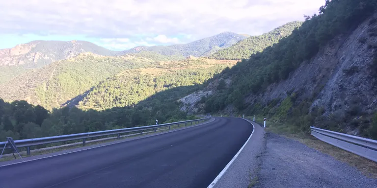 Treballs d'asfaltatge a la carretera N-260 al Pont de Bar