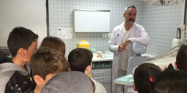 Una exposició ensenya als infants a “Cuidar-se les dents”