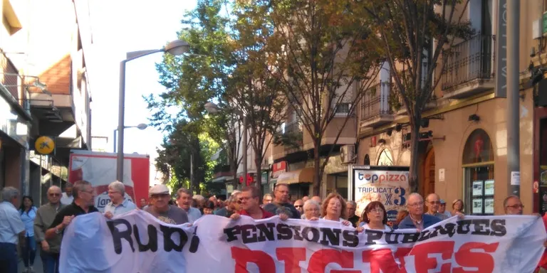 Prop d’un centenar de pensionistes es manifesten pels carrers de la ciutat