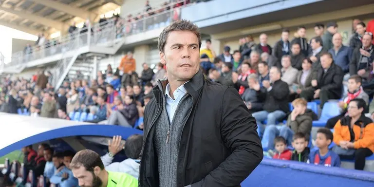 Rubi desfulla la margarida del seu futur, pensant en clau de Primera