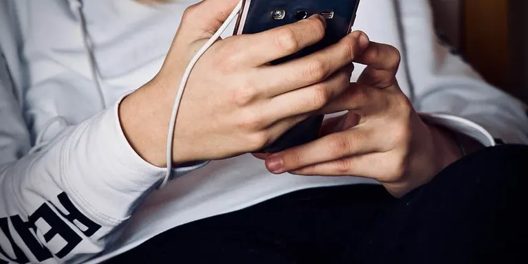 Les adolescents pateixen gairebé el doble de control per part de les seves parelles que els nois