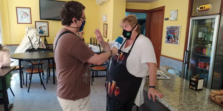 La Brigada ha retirat avui al matí de Sant Carles les bosses de brossa de rebuig que es van quedar al carrer des del dissabte
