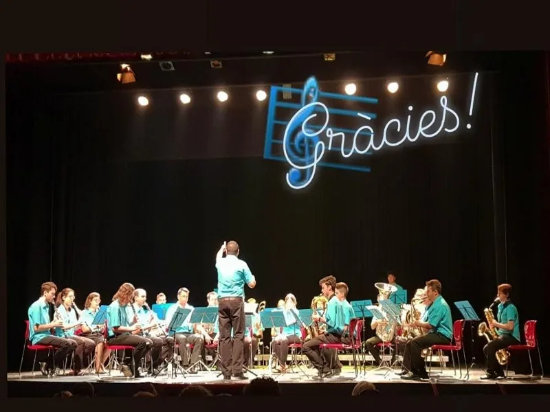 El públic ovaciona la Banda S.XXI al concert de Festa Major