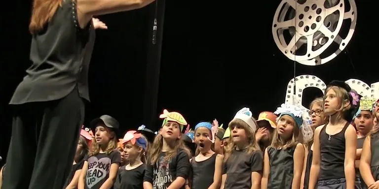 Quasi 200 alumnes de primària fan 'Un passeig de pel·lícula' a La Sala