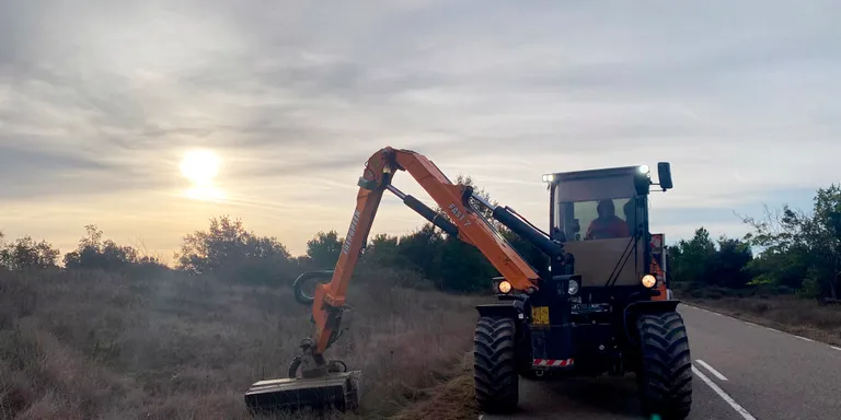 L’Ajuntament de Riner enllesteix el desbrossament d’una vintena de camins i carreteres del municipi