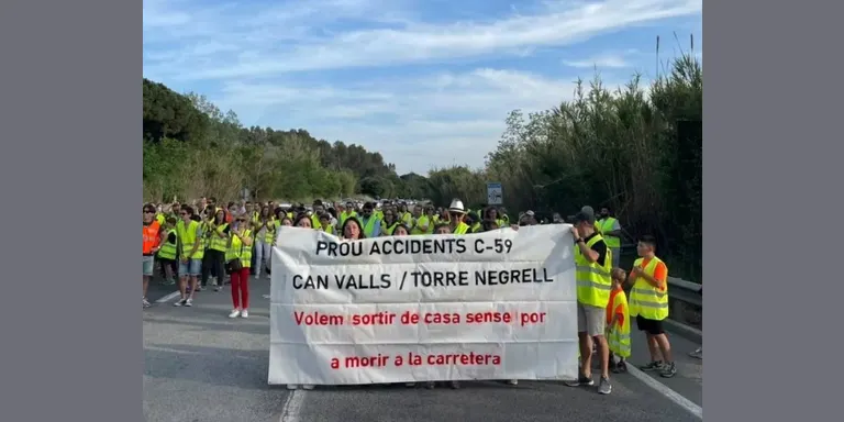 Un centenar de veïns de Can Valls i Torre Negrell tallen la C-59 per reclamar un accés més segur a les urbanitzacions des d'aquesta carretera