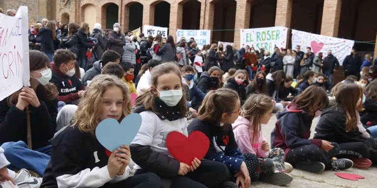 Més de 300 persones protesten contra el tancament del col·legi El Roser de Sant Julià de Vilatorta el curs vinent