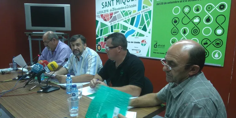 Marxa lenta de tractors a la carretera d'Andorra aquest divendres al matí