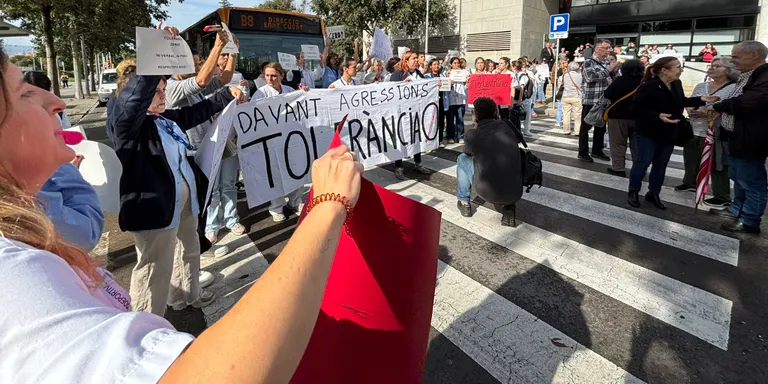 Concentració de protesta al CAP Anton de Borja de Rubí contra l’agressió a un metge del centre