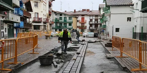 AVANZA LA REURBANIZACIÓN DE SANTIAGO KALEA QUE FINALIZARÁ EL MES DE JUNIO