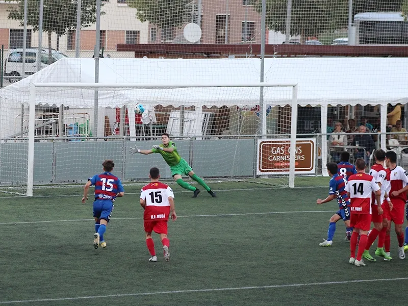 Nou llançament de falta que posa el Rubí per sota en un marcador