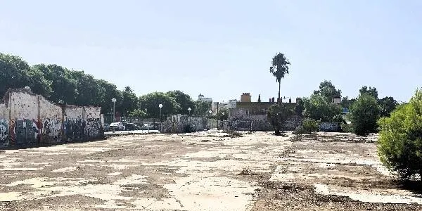 L’Ajuntament de Torredembarra inverteix 34.800 euros en netejar i protegir el solar de l’antiga Pirelli