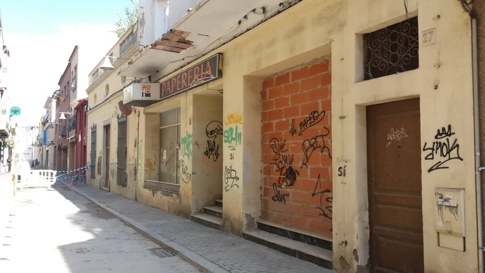Els veïns del Carrer de Mar es reuneixen amb responsables d'Urbanisme de Pineda per tractar sobre l'enfondrament d'aquesta setmana