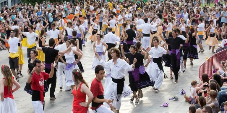 Les Gitanes al carrer de Festa Major se’n van a l’Escardívol