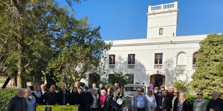 Els socis del Club de Vehicles Antics de Cambrils fan una sortida cultural a Mas Miró de Mont-roig del Camp