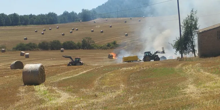 L'incendi de camp d'ahir de Lladurs va calcinar uns 5.000 metres quadrats de rostoll i 10 bales de palla