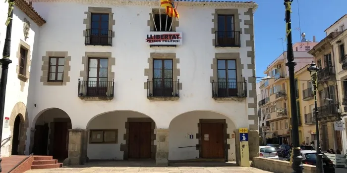 Una sentència obliga a l’Ajuntament d’Arenys de Mar a col·locar la bandera espanyola