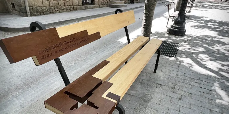 L'Associació Amics de Mossèn Huguet inaugura un banc al passeig per recordar el seu llegat