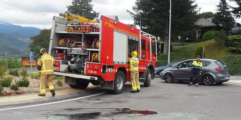 Accident entre un tot terreny de la Guàrdia Civil i un turisme a l'N-260 a Castellciutat