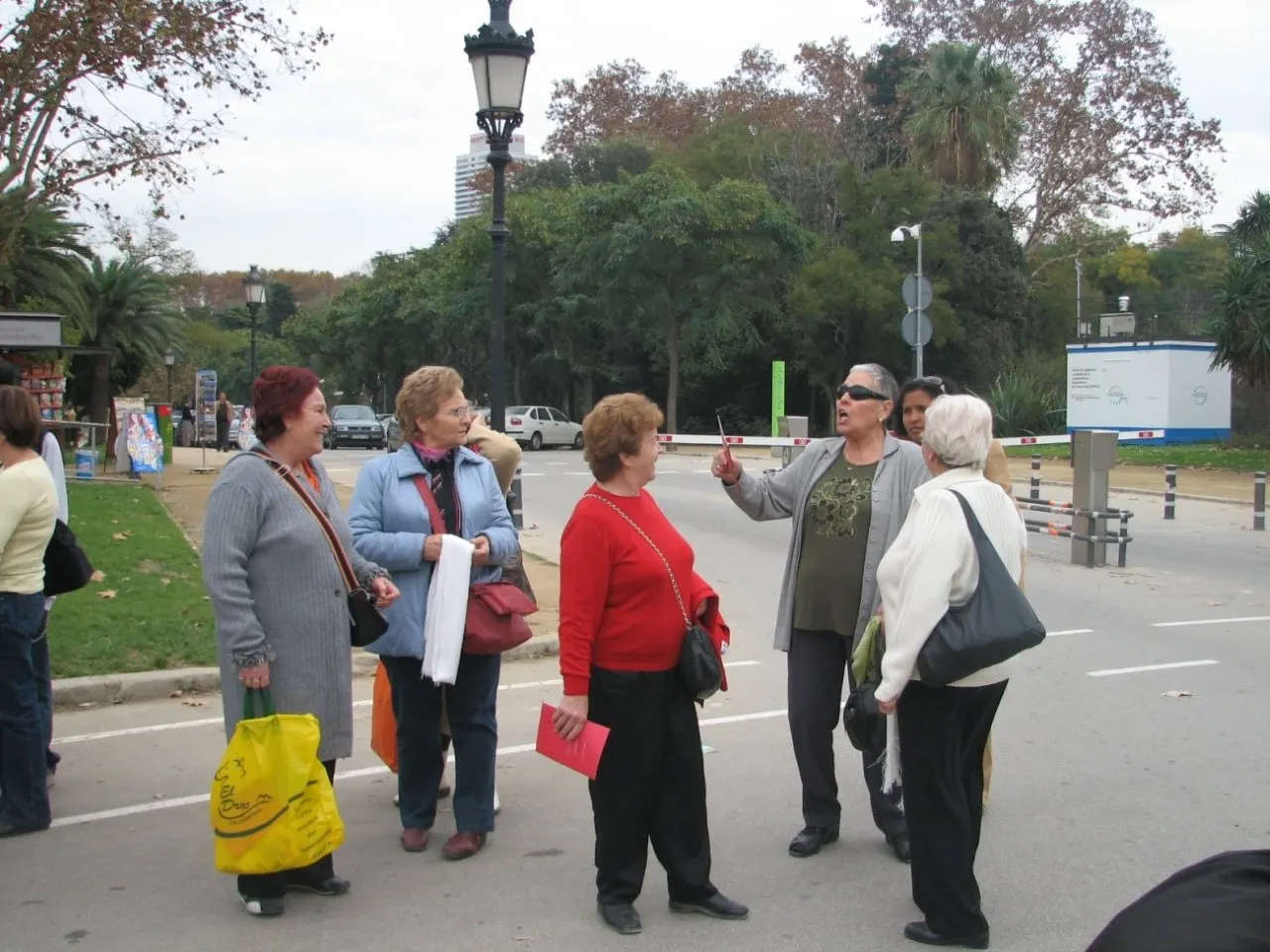 L’Escola d’Adults de Cambrils inaugura l’exposició “L’escola en imatges”