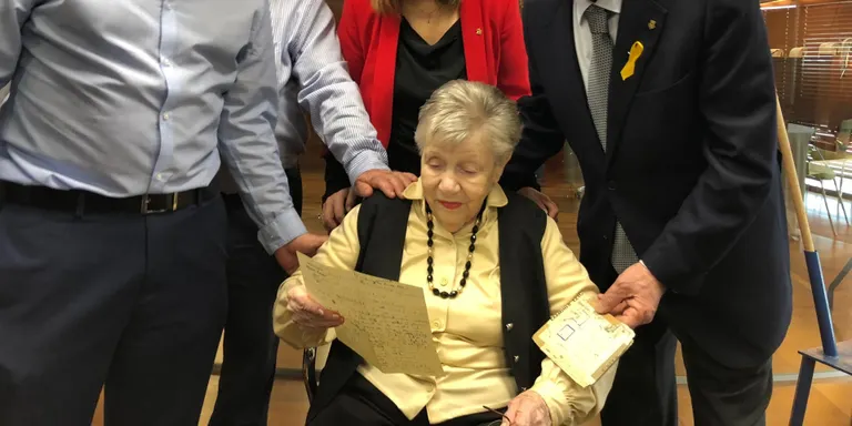Lliuren a una supervivent de l'Holocaust una carta extraviada al Pirineu l'any 1944