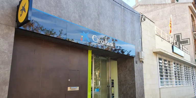 L'oficina de Bankia de Pineda ja està retolada com a nova oficina de CaixaBank