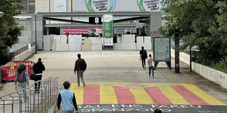 Estudiants de la UAB bloquegen accessos als FGC en defensa de Palestina