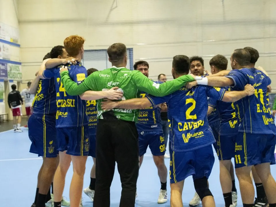 IRUDEK BIDASOA IRUN DUERME LIDER TRAS LA VICTORIA EN NAVA 30-35