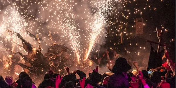 Queda només un mes perquè el foc i l'aigua tornin a omplir la plaça de la Font del Lleó. Aquest serà serà el 25è aniversari de l'Escaldàrium que ve carregat de novetats