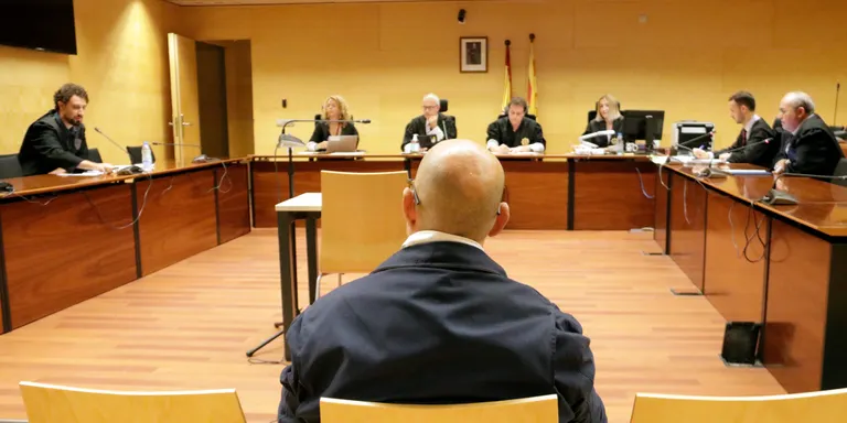 Jutgen un acusat que afronta 6 anys de presó per abusar sexualment d'una veïna menor d'edat durant tres anys a Arbúcies