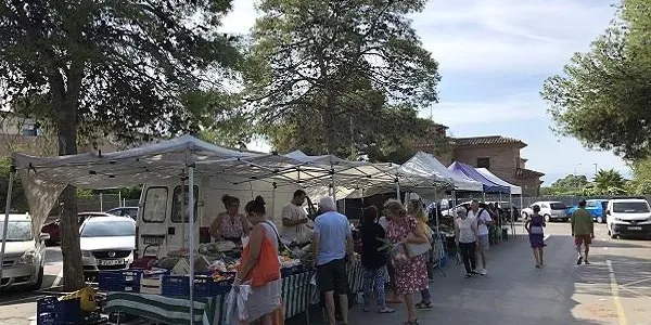 El mercat ambulant d’Altafulla recupera la ubicació habitual a l’aparcament de les piscines