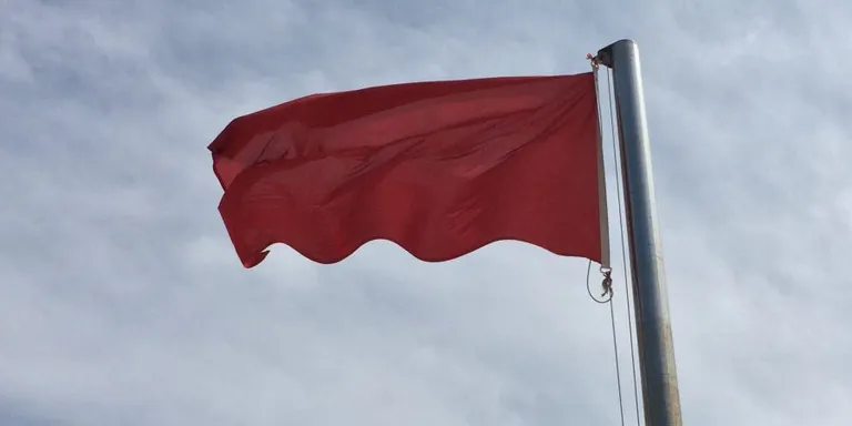 Bandera vermella a la platja dels Pins amb caràcter preventiu per un vessament