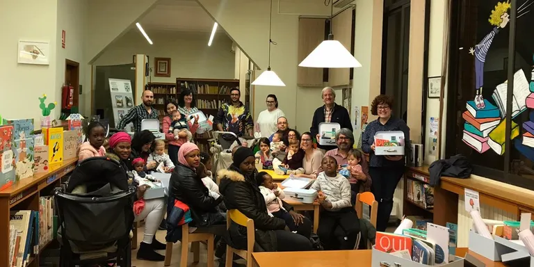La Biblioteca d'Alguaire obsequia als bebès amb canastretes lectores