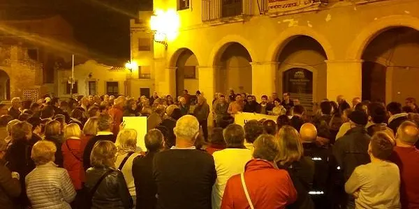 Altafulla es concentra davant de l’Ajuntament per condemnar l’empresonament dels consellers del govern de la Generalitat