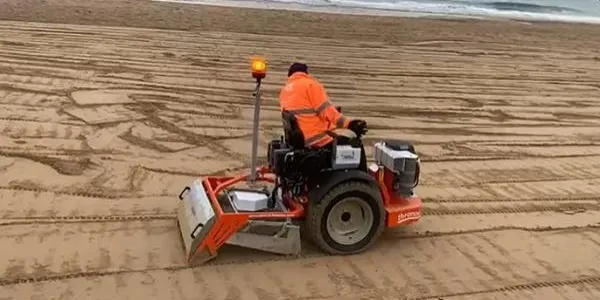 L'Ajuntament de Tarragona adquireix una màquina garbelladora per recollir pèl·lets de les platges de la ciutat
