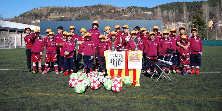 L'Escola de Futbol La Seu 2009 dóna suport a l'AFANOC