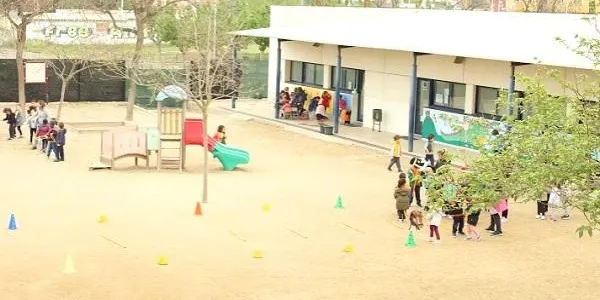 Els infants refugiats de l’Hotel Morros de Torredembarra s’escolaritzaran de manera immediata a l’escola L’Antina