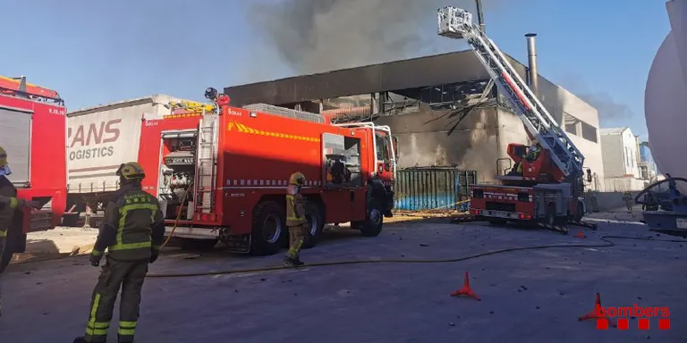 Extingit l'incendi en una nau de tractament de residus de l'Arboç que ha causat 13 ferits, tres d'ells greus