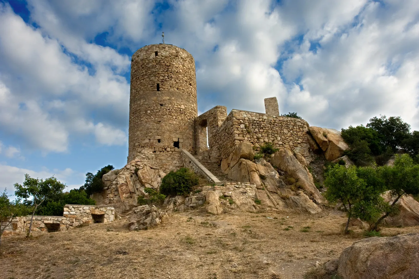 Els Bombers han rescatat amb helicòpter una excursionista ferida al Castell de Burriac