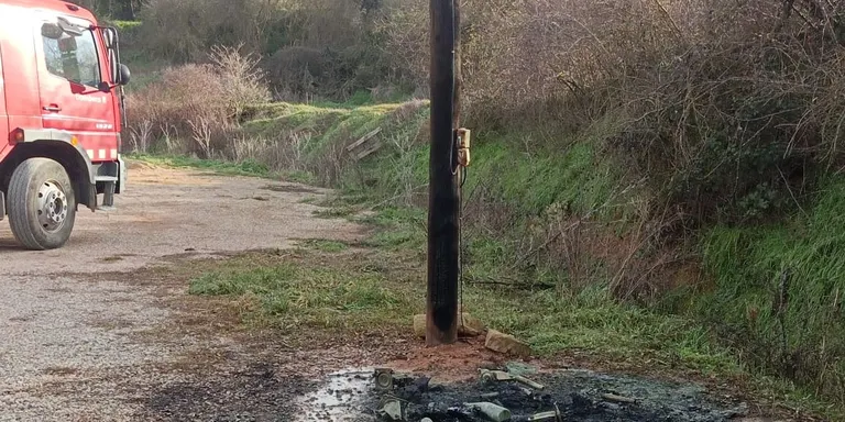 Els Mossos d'Esquadra investiguen la crema de quatre contenidors a Ardèvol durant el cap de setmana