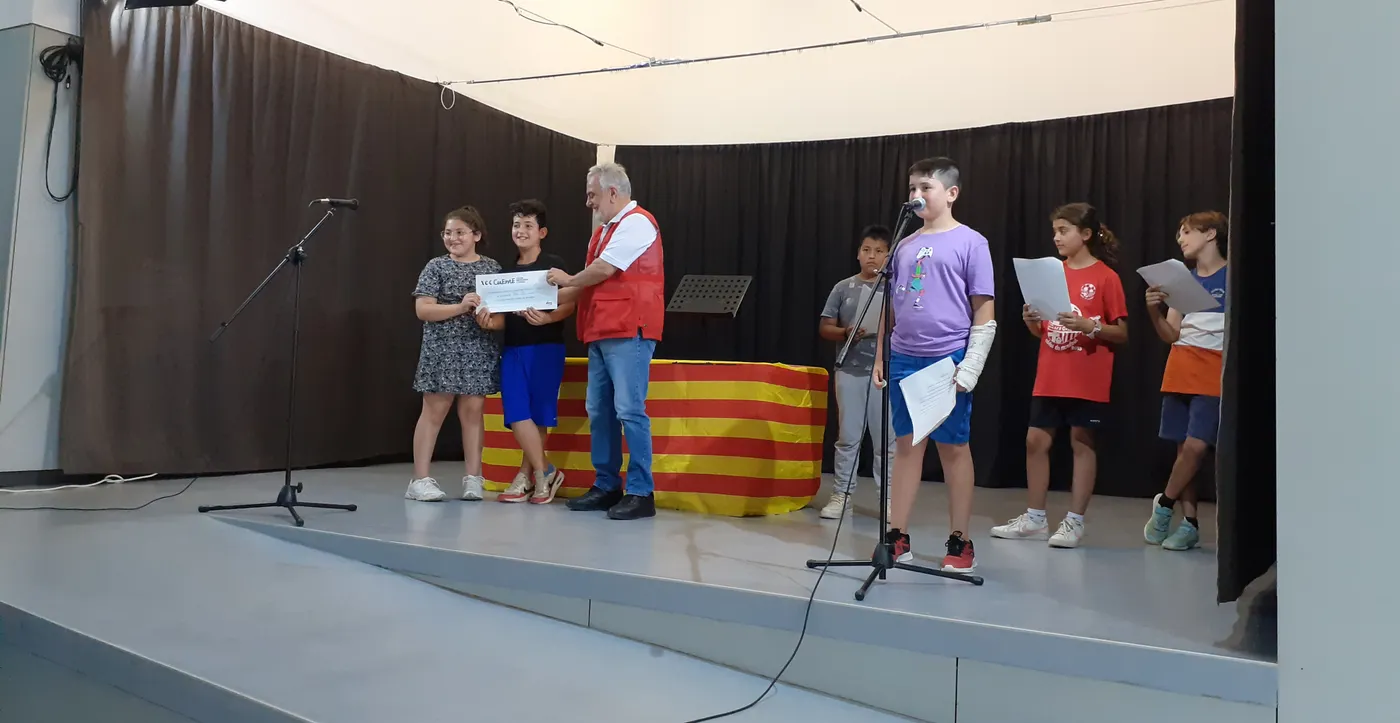 Alumnes del programa d’emprenedoria de l’escola El Calderí lliuren prop de 600 euros a la Creu Roja obtinguts a través de la creació d’una cooperativa