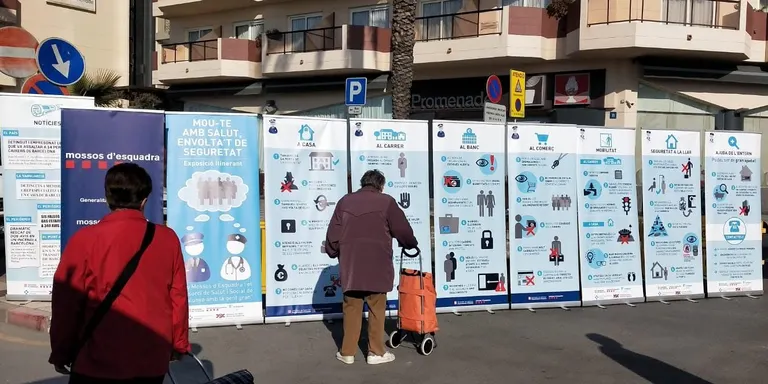 Mossos i Policia Local donen consells a la gent gran al mercat de Pineda