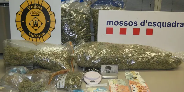 Detenen tres membres d'una mateixa família i desmantellen un punt de venda de droga a Vidreres