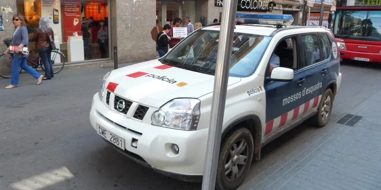 Detingut un home per trencar l'ordre d'allunyament de la seva dona amb qui intentava robar pisos