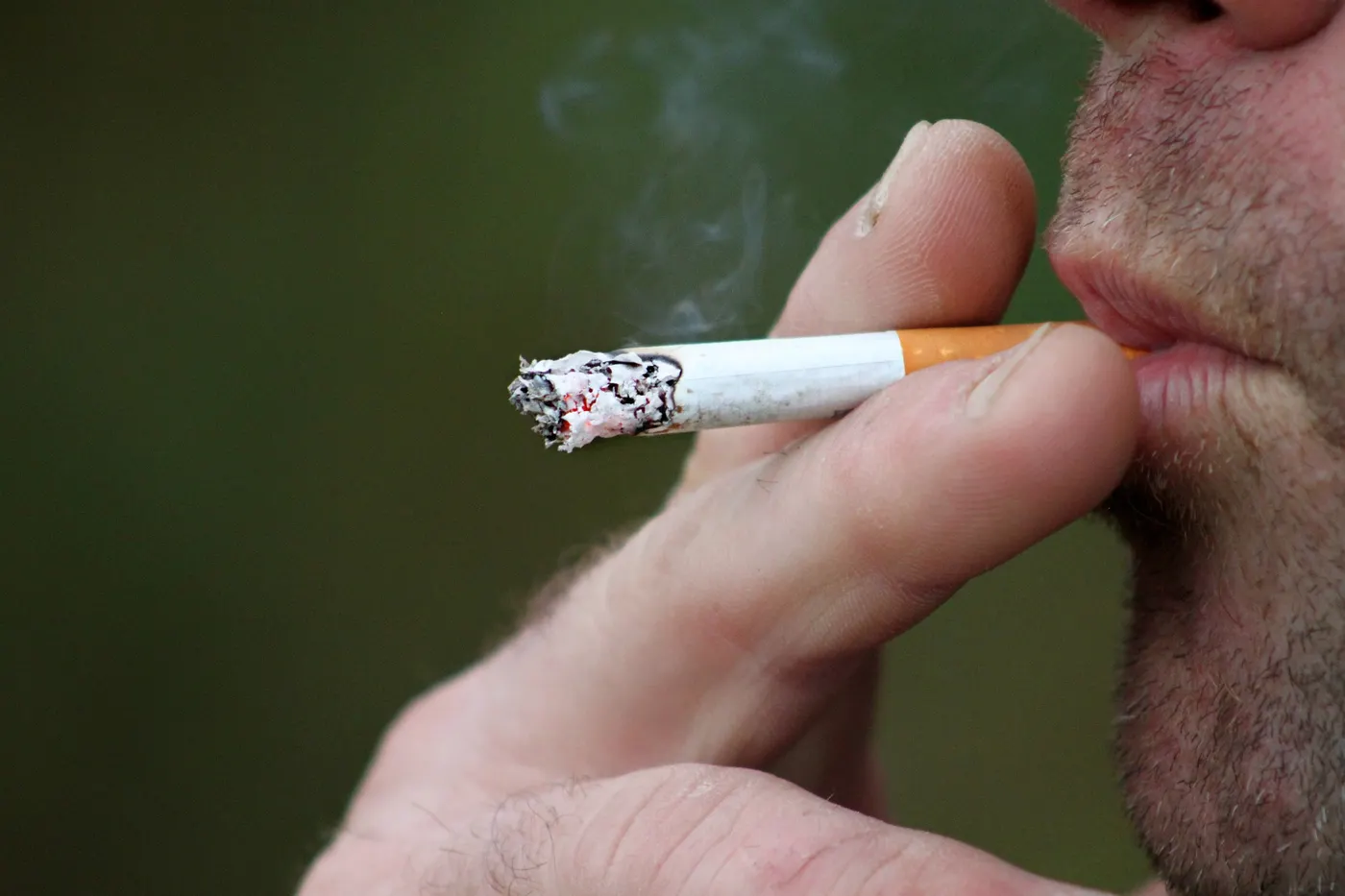 El govern preveu aprovar la llei que prohibirà fumar a les terrasses al llarg del 2023