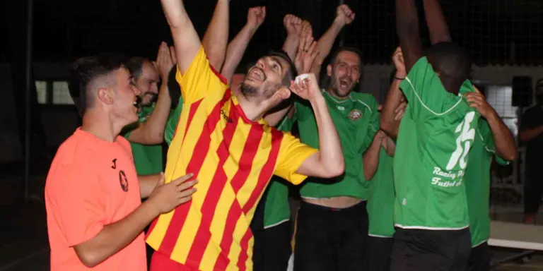 Es disputa a Pineda el 5è Torneig Futsal i l'equip 'Edifizi' s'emporta la copa