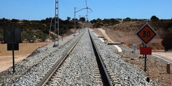 Adif inverteix mig milió d’euros per consolidar la trinxera de la línia ferroviària R-13 entre Salomó i Roda de Berà