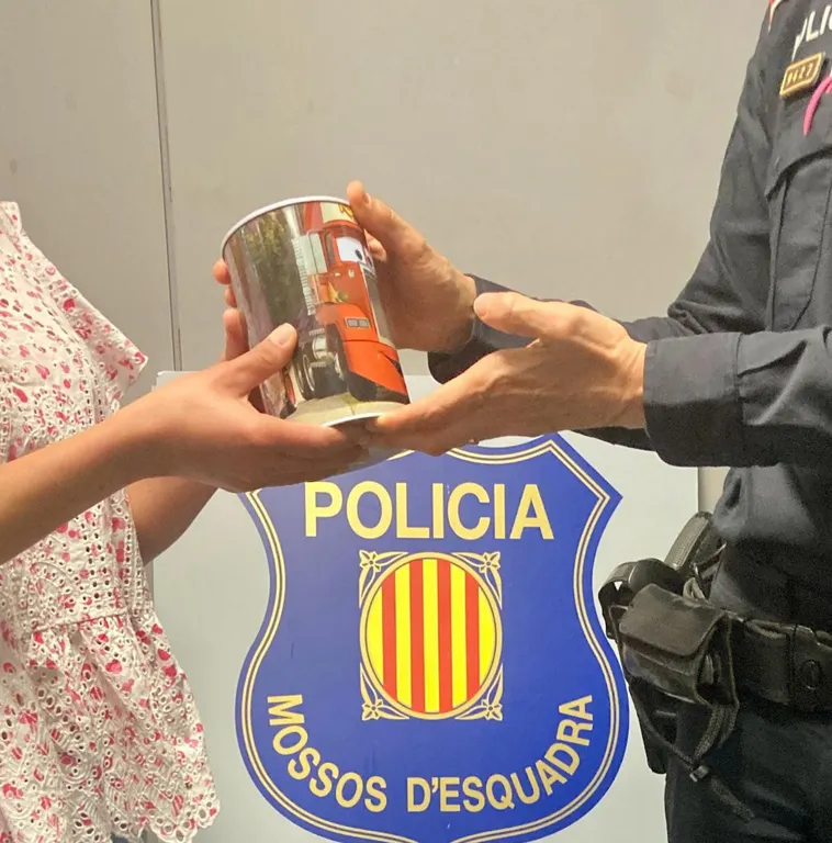Detingut un home que instal·lava fibra òptica en un pis per robar una guardiola amb 2.500 euros